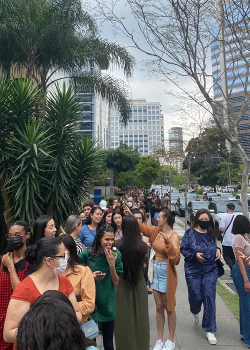 Uma longa fila se formou na entrada da loja