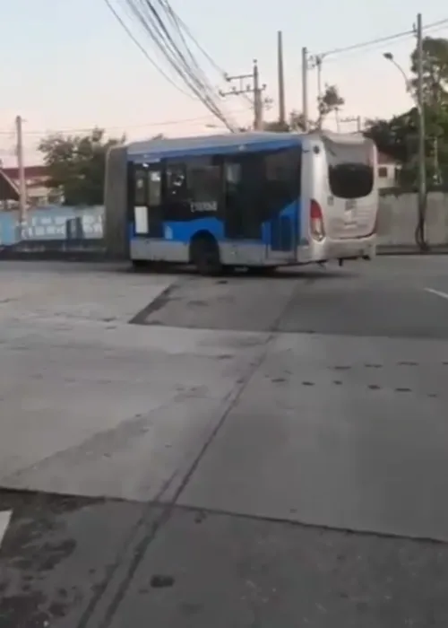 O vídeo foi feito por uma pessoa que passava pelo local