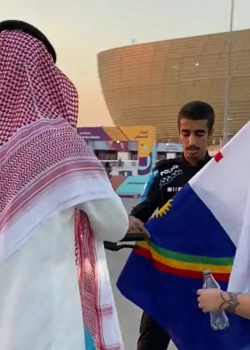 Os policias chegaram a tacar a bandeira no chão e pisar