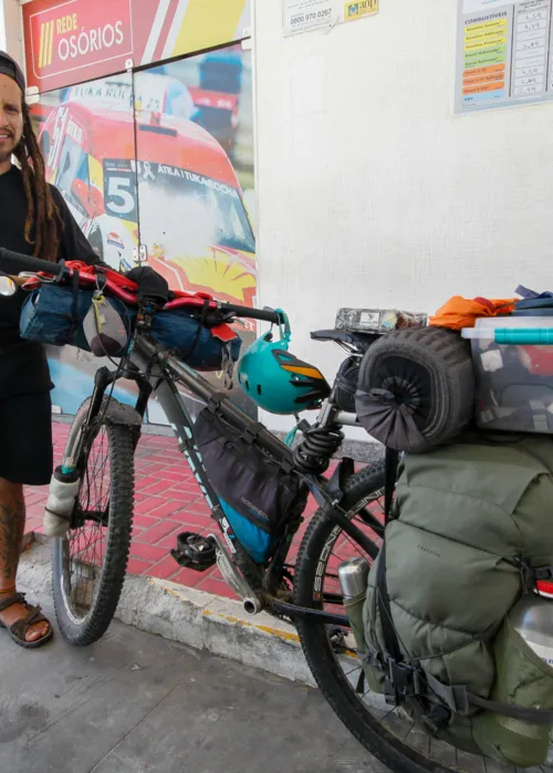 Venezuelano viaja sete meses pelo Brasil pedalando