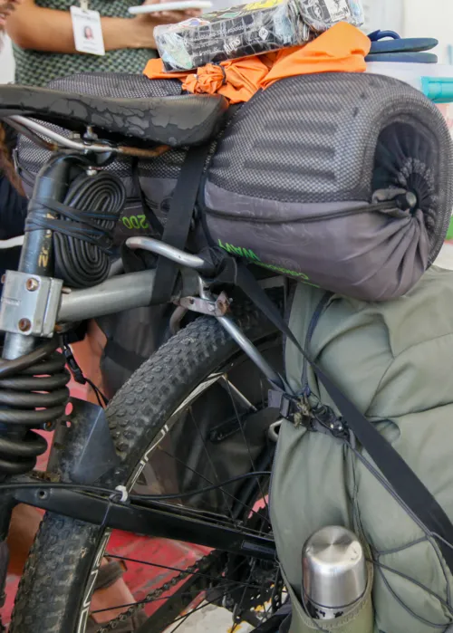 Sua bicicleta virou sua casa nesta aventura