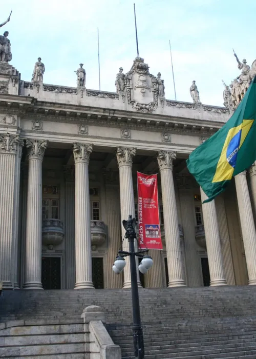 Projeto triplica aposentadoria dos deputados da Alerj