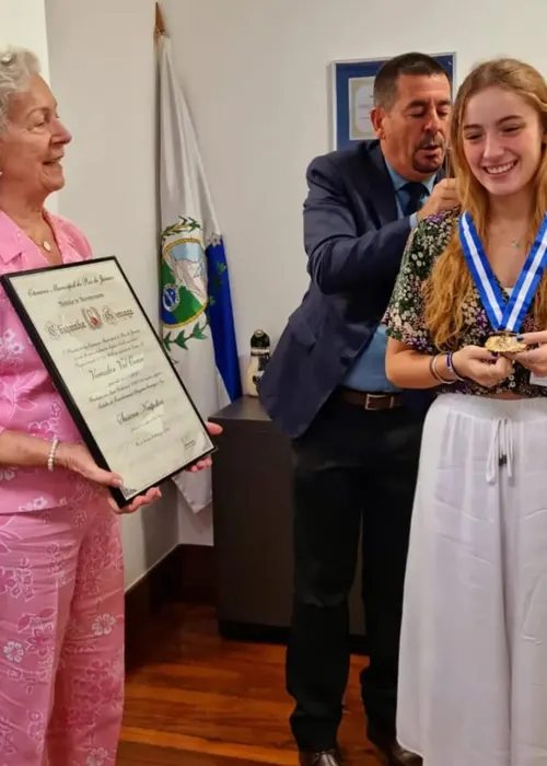 Julia Naspolini, de 16 anos, recebeu uma medalha em nome da mãe