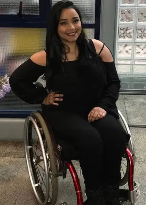 Tayane hoje tem 25 anos e cursa Direito. Ela foi atingida nas costas e acabou ficando paraplégica