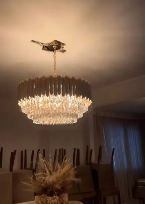 Em um segundo Stories, ela mostra seu lustre acesso