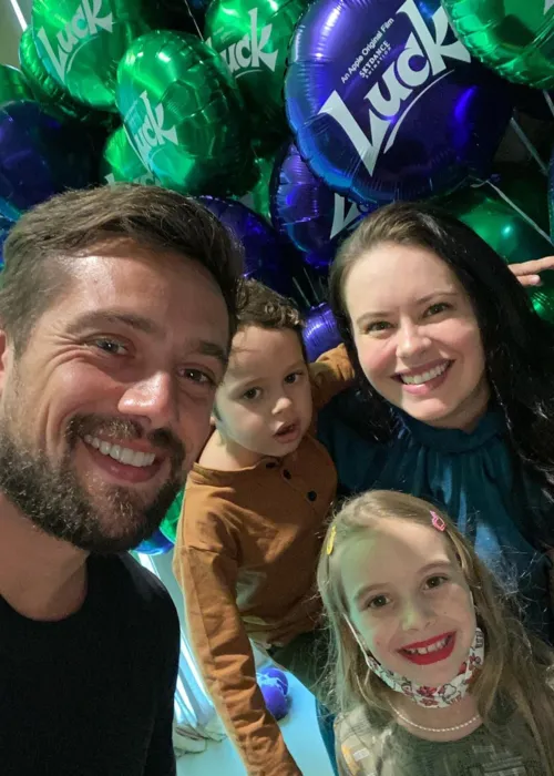 Ator junto com a ex-esposa e os dois filhos