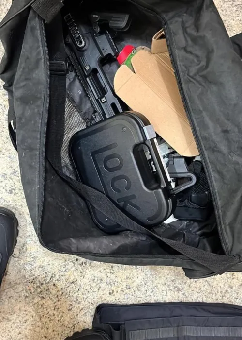 Kit apreendido com o alvo principal da operação que transforma pistola em arma longa, com munições e carregadores