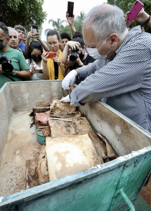 Dentro da cápsula, foram encontrados pedaço de bandeira do Brasil, revistas e jornais, além de cópia de documentos históricos