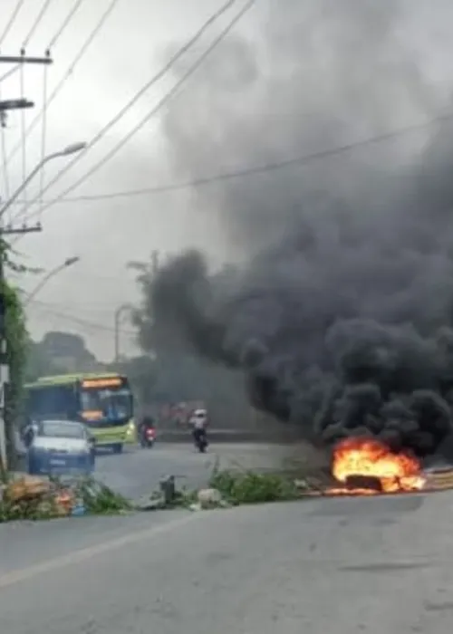 Protestantes atearam fogo em lixo espalhado na via