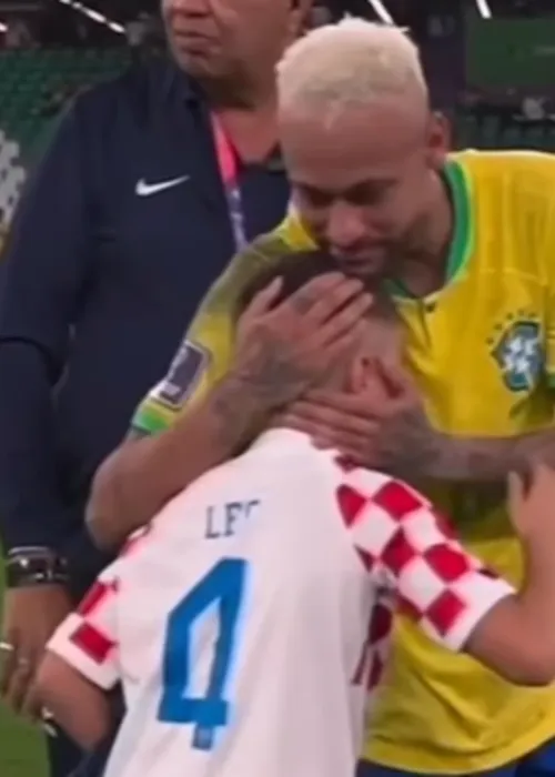 Filho de Ivan Perisic, da Croácia, recebeu um abraço de Neymar no fim da partida