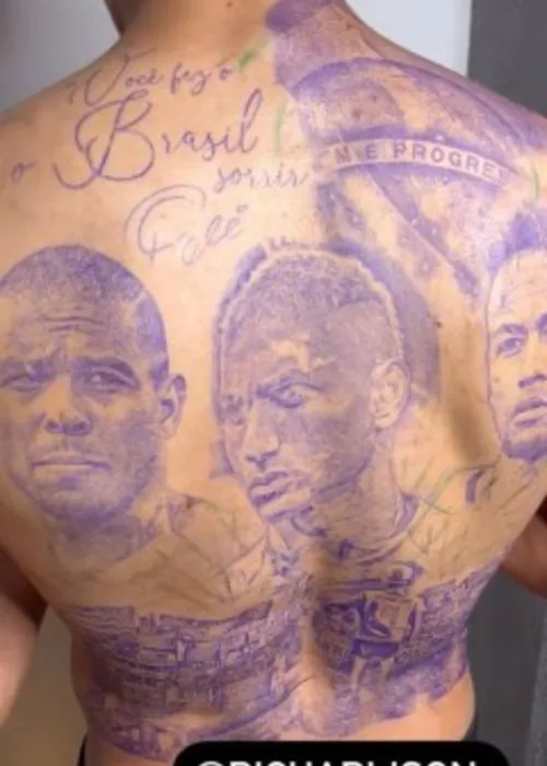 Tatuagem é uma homenagem aos ídolos do jogador