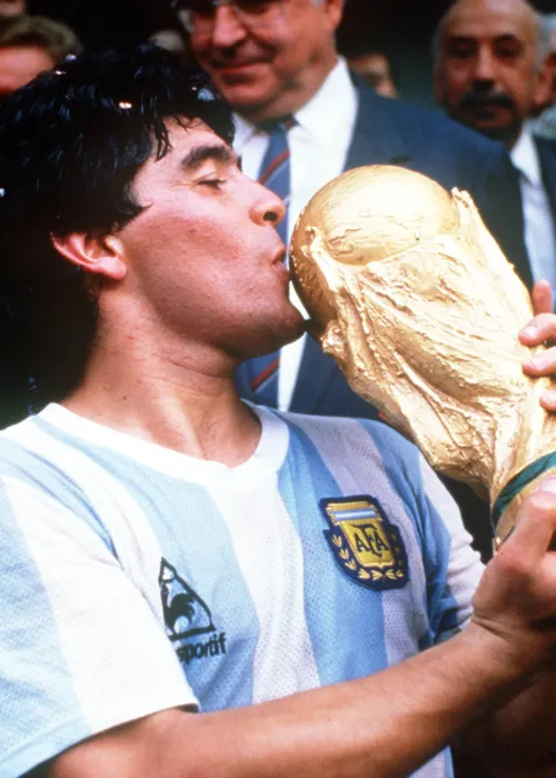 Maradona beija a taça da Copa do Mundo. Último título da Argentina foi em 1986