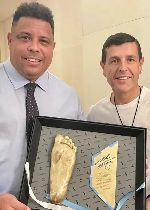 Ronaldo recebe molde de pé de Maradona