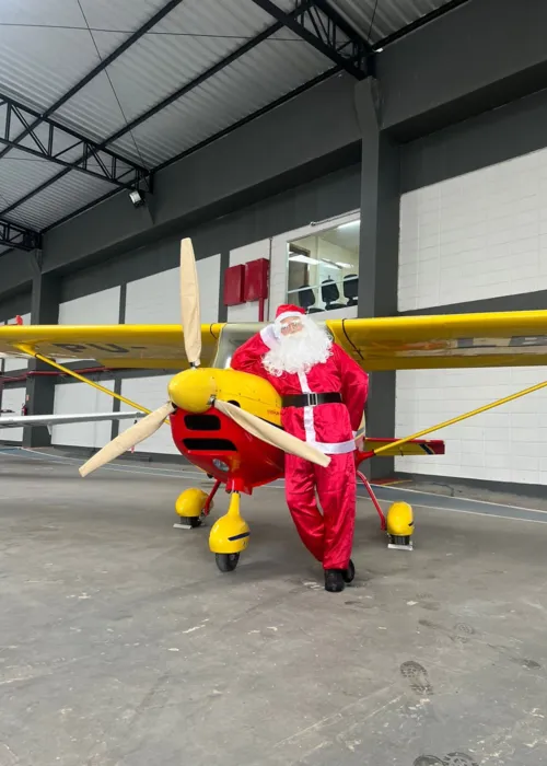 Papai Noel desembarcou em segurança e realizou a entrega dos brinquedos