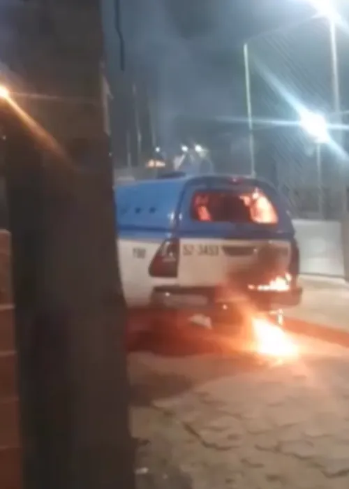 Uma viatura policial foi incendiada