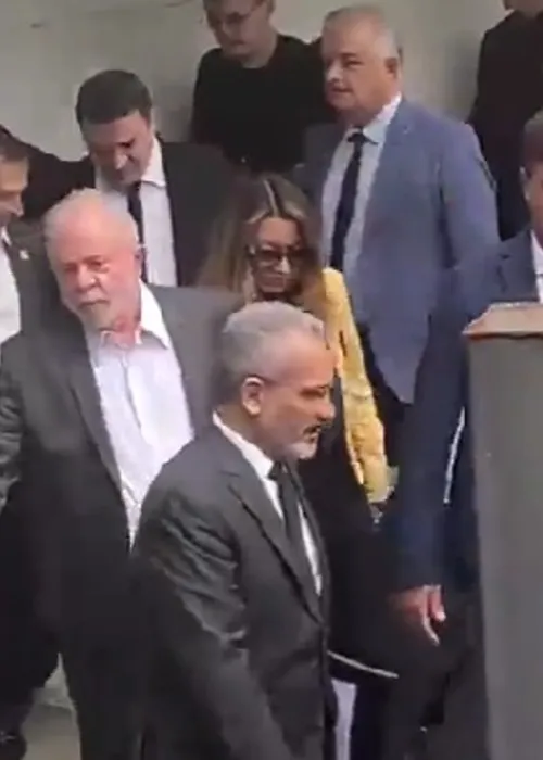 Lula chegou ao local acompanhado pela esposa, a primeira-dama Janja