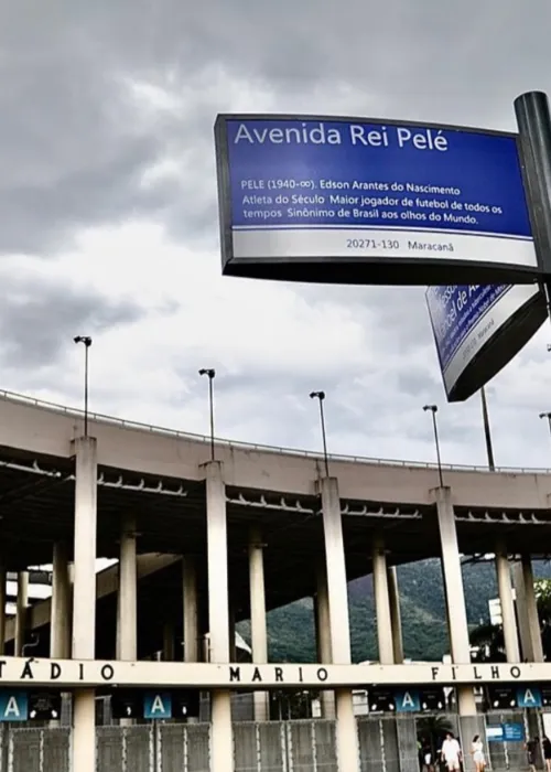 A nova placa da via contém breve biografia de Pelé