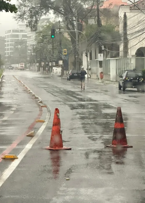 Desde cedo, operadores da Nittrans orientam o trânsito no local