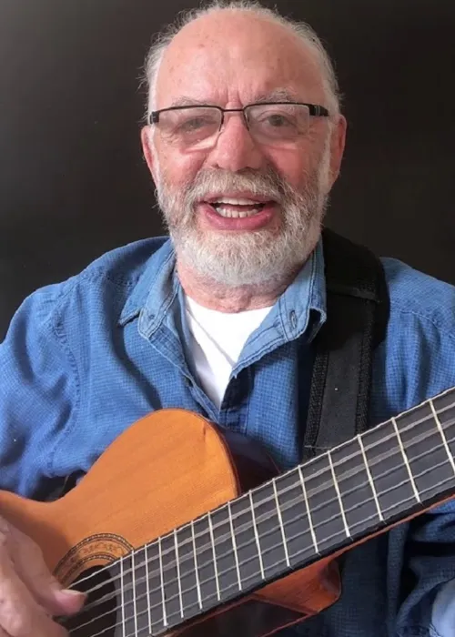 Carlos Colla nasceu em Niterói e iniciou sua carreira musical em 1970