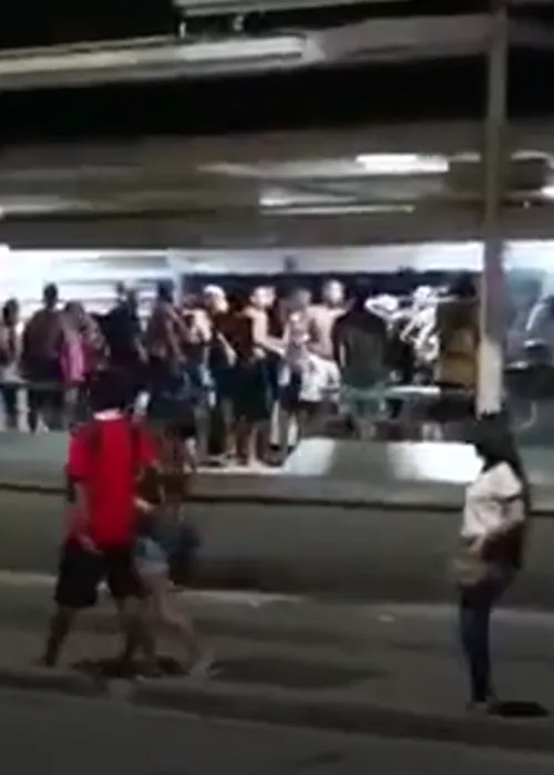 Banhistas se envolveram em uma pancadaria na noite deste domingo (15) na estação Mato Alto do BRT