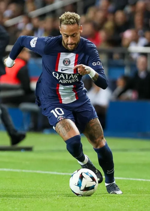 Atleta não tem correspondido em campo com a camisa do time do time francês