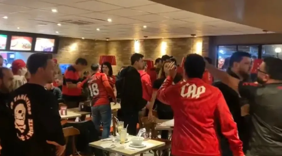 Torcedores do Flamengo foram expulsos de restaurante em Curitiba