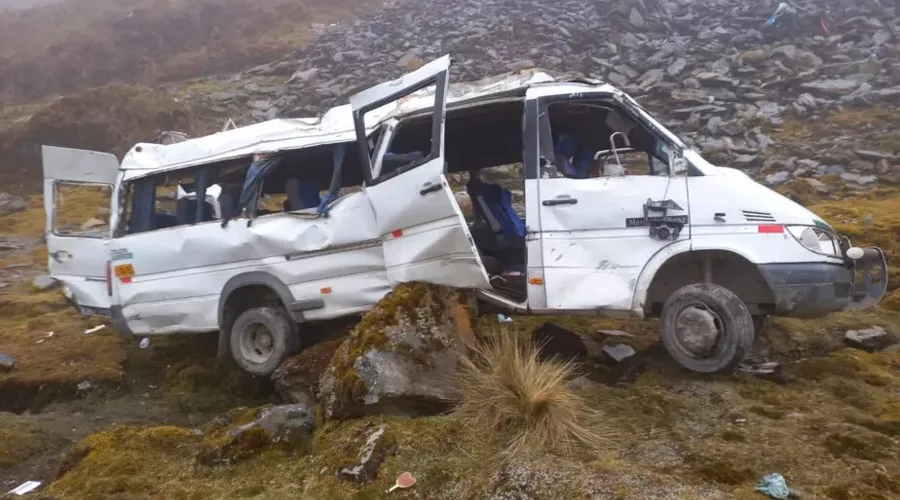 Micro-ônibus caiu de um penhasco no Peru