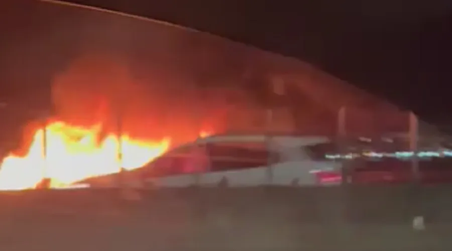 Veículo em chamas na Ponte Rio-Niterói
