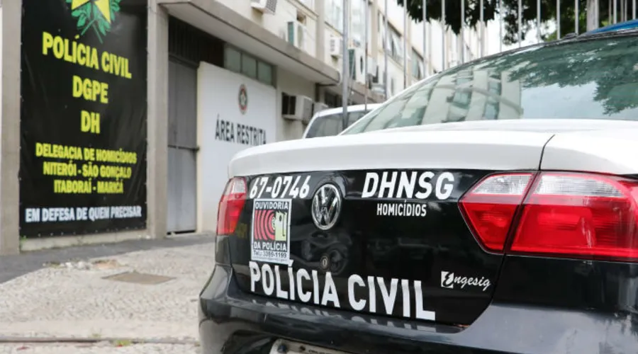 Agentes da Divisão de Homicídios de Niterói e São Gonçalo (DHNSG) fizeram a perícia técnica