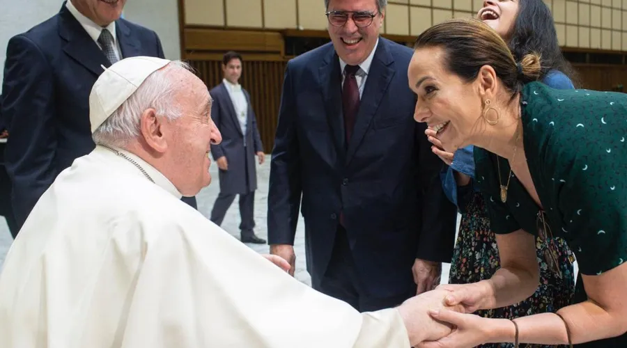 Maria Beltrão e família durante encontro com Papa Francisco no Vaticano