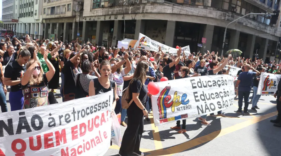 Educadores realizaram uma manifestação nesta quinta-feira (25)