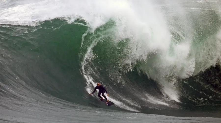 Surfistas enfrentaram ondas gigantes e chuva