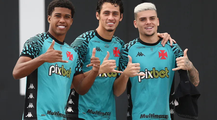 Andrey Santos, Marlon Gomes e Gabriel Pec em treino do Vasco