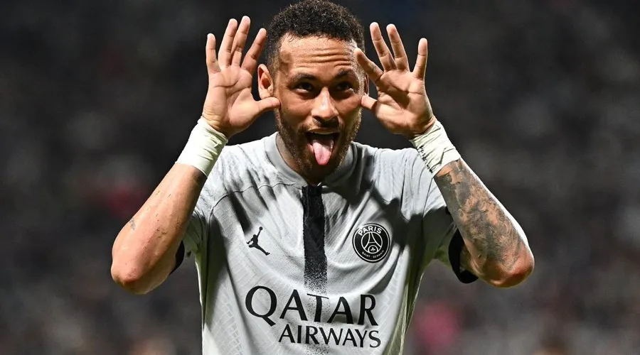 Neymar Jr. faz careta em comemoração de gol no PSG