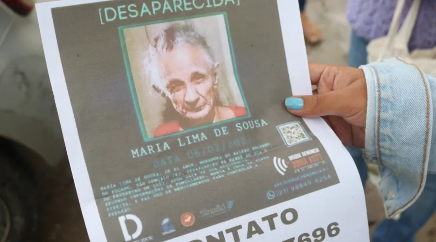 Cartazes com a foto da aposentada foram espalhados para ajudar nas buscas