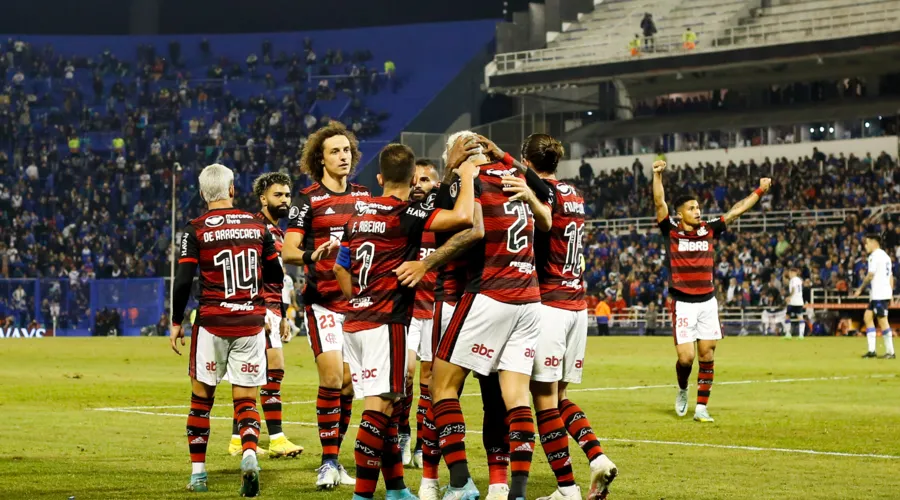 Jogadores do Flamengo comemoram gol na partida contra o Vélez em jogo válido pela semifinal da Libertadores
