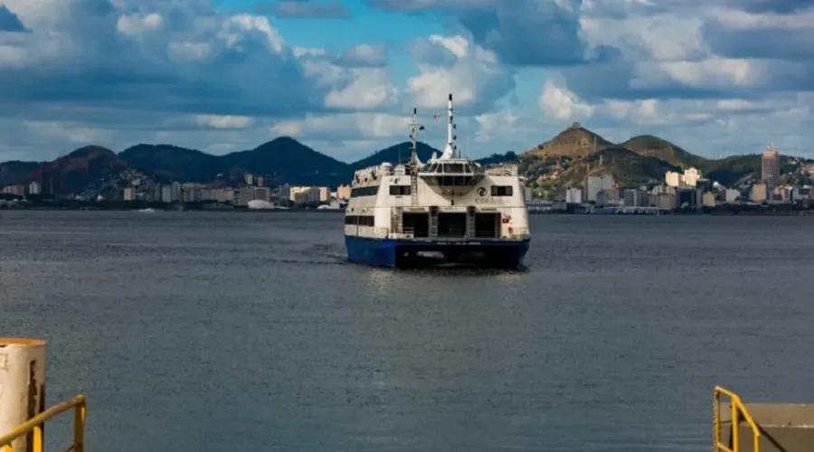 Barcas são uma alternativa de transporte entre Niterói e Rio de Janeiro