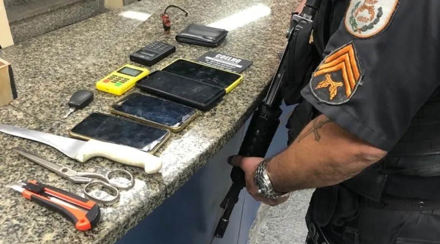 Polícia Militar apreendeu armas brancas e objetos roubados