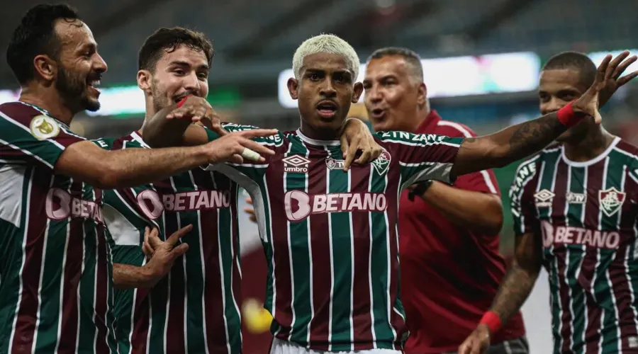 John Kennedy comemora gol no clássico contra o Flamengo