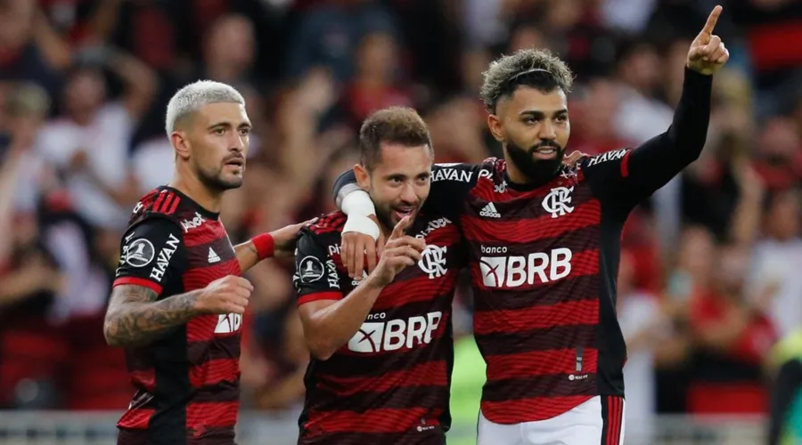 Arrascaeta, Everton Ribeiro e Gabigol comemoram gol em jogo do Flamengo