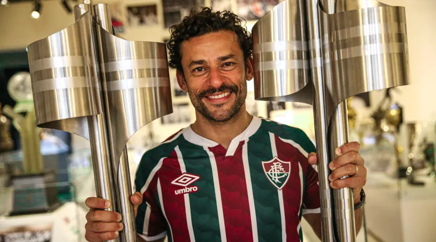 Fred posa com troféus dos títulos do Campeonato Brasileiro