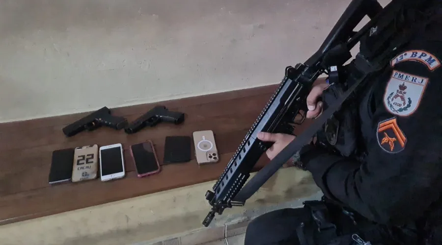 Armas falsas e celulares foram apreendidos durante a ação