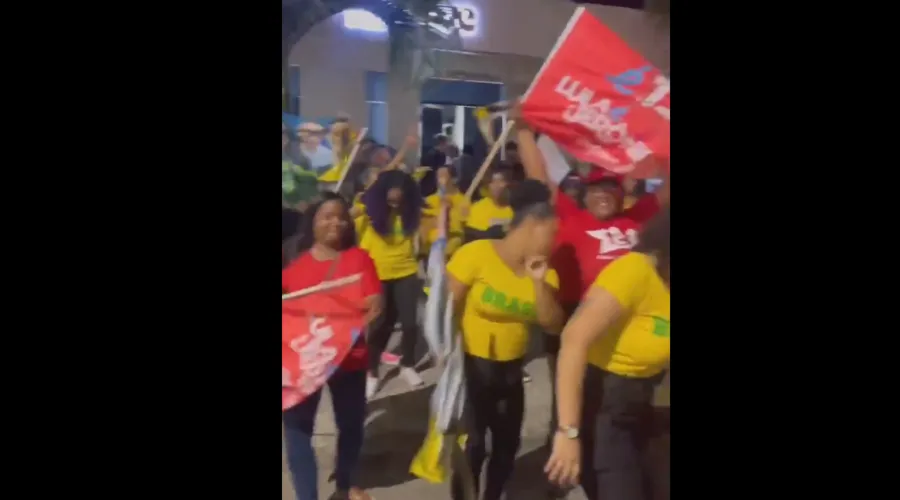 'Petistas' e 'bolsonaristas' dançam ao som da música baiana