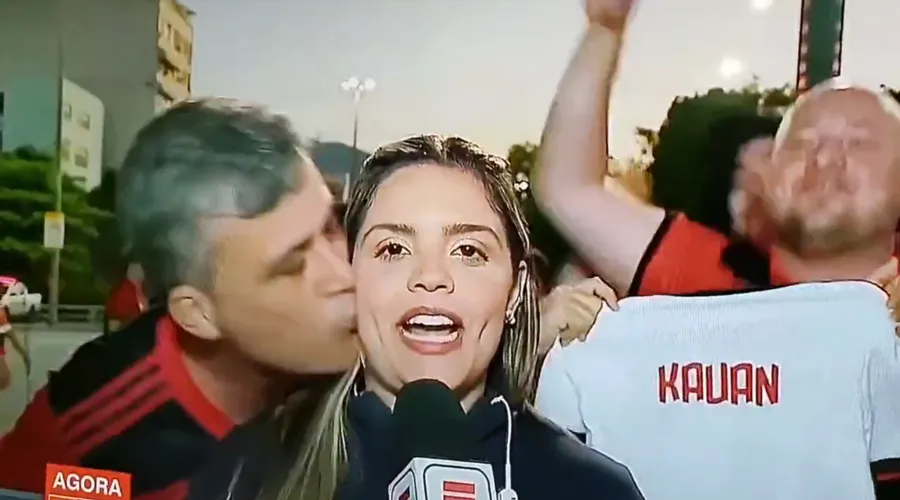 Homem beija uma repórter contra a sua vontade