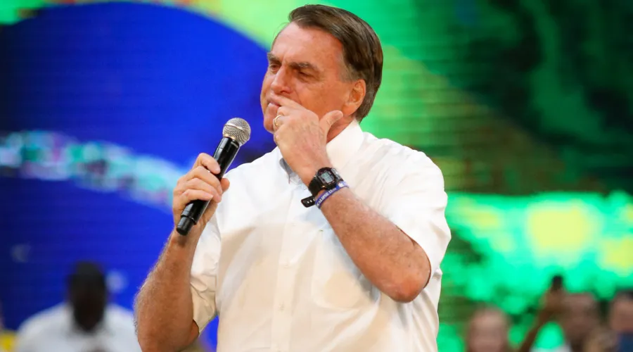 Bolsonaro gritou três vezes que é "imbrochável" sendo ovacionado por apoiadores