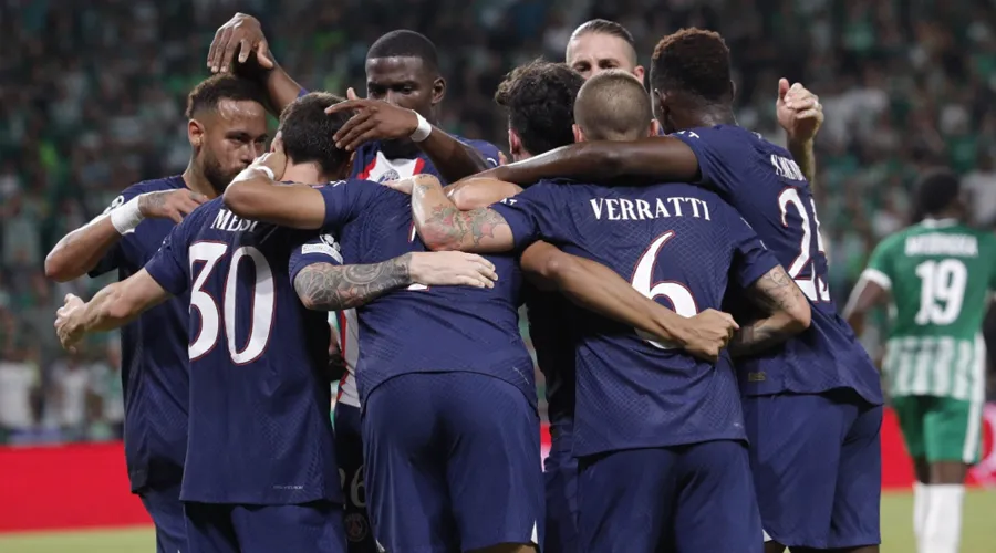 Jogadores do PSG comemoram gol em vitória na Champions League