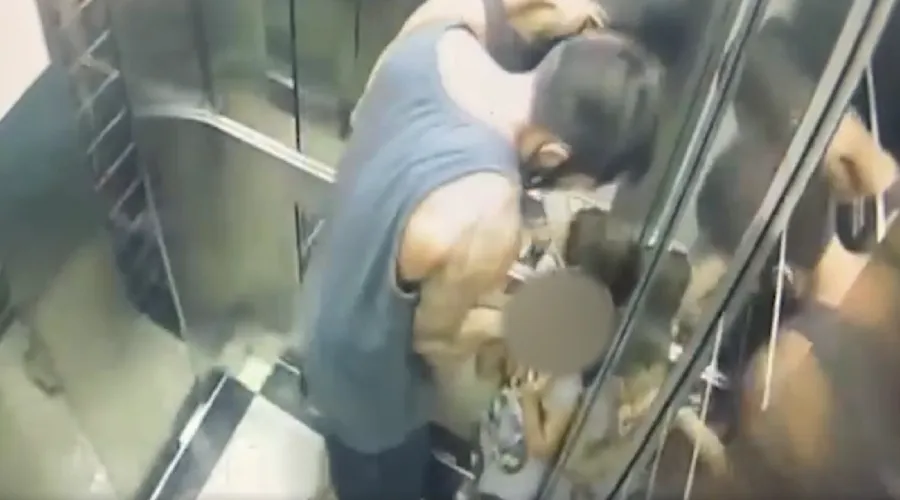 Vídeo flagra momento em que a criança é agredida no elevador