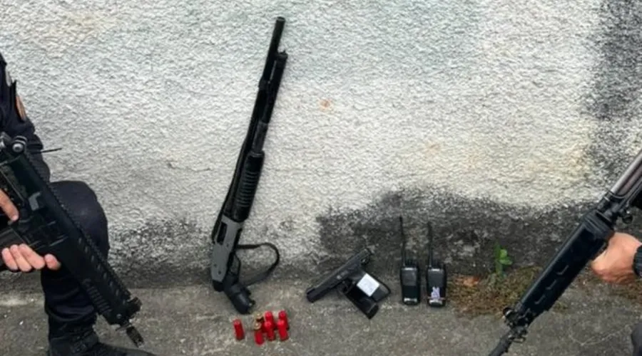 Uma espingarda e uma pistola foram apreendidas, além de rádios e munições