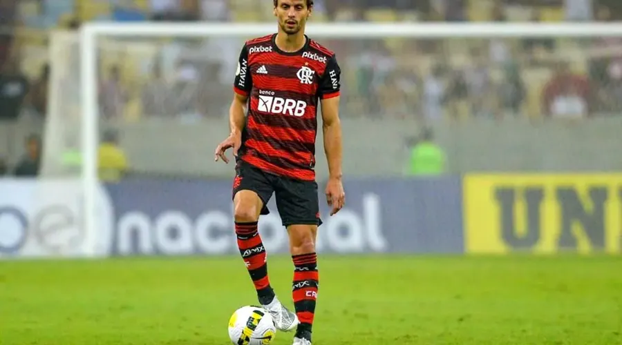 Rodrigo Caio em partida pelo Flamengo