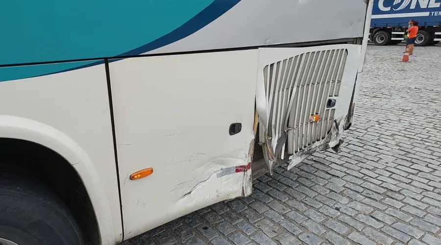 Colisão danificou o ônibus